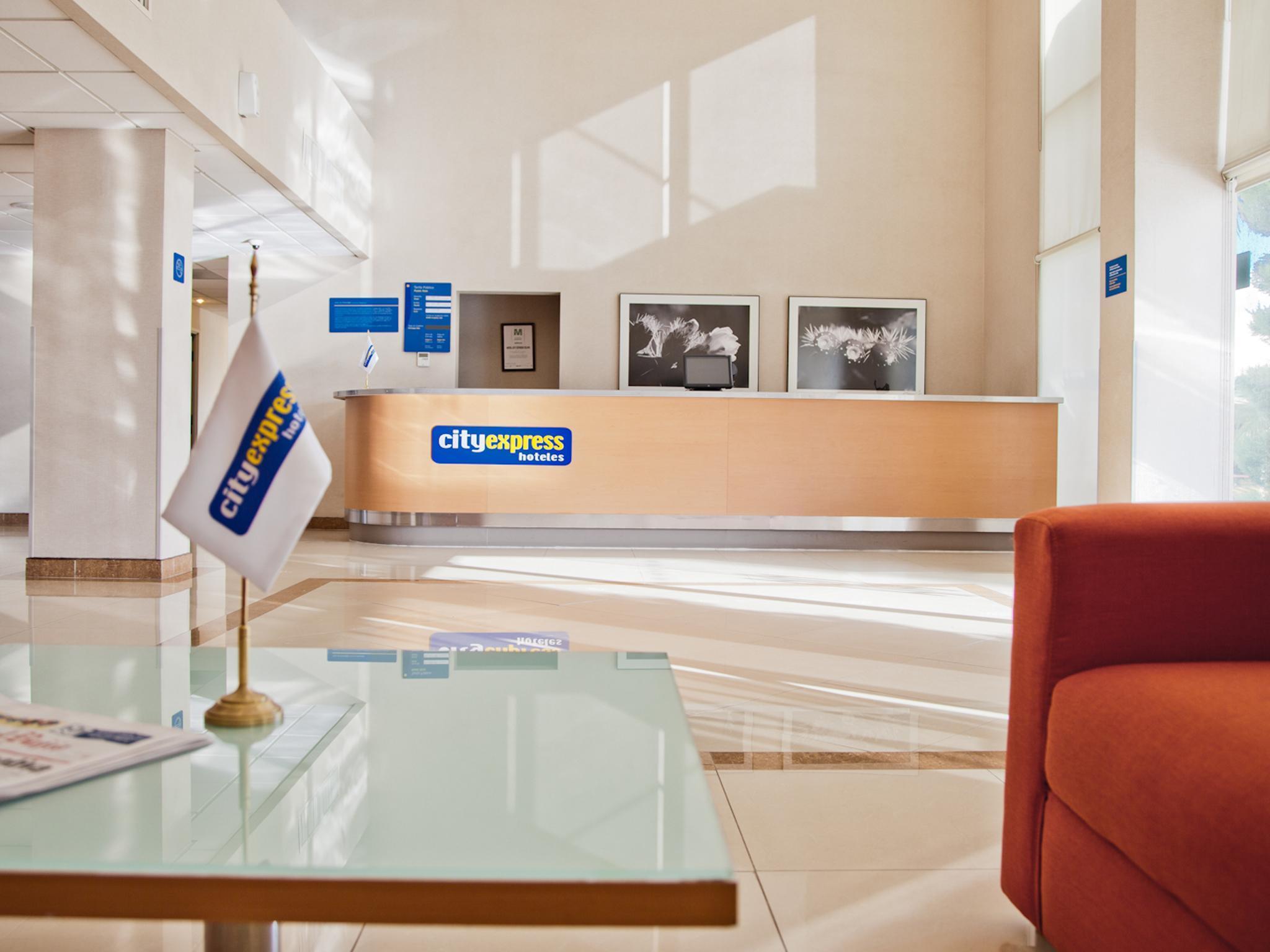 City Express By Marriott Celaya Parque Extérieur photo